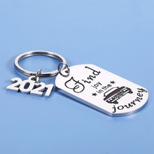 Load image into Gallery viewer, Camping Keychain Gifts for RV Campers Travel Trailer Find Joy in the Journey 2021 Enjoy Retirement Keyring Gifts for Boss Coworker Vacation Road Trip Camp Lovers Gift Camping Party Favors Accessories